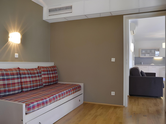 Others 5, Adonis Divonne-Les-Bains, Ain