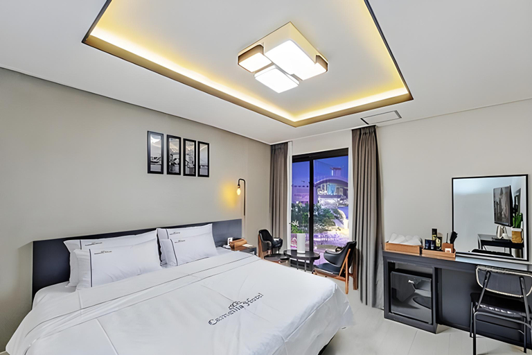 Bedroom 2, Yeosu Camellia Hotel, Yeosu