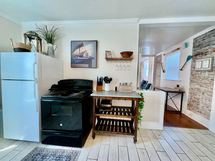 Private kitchen 4, Hot Tub Tideaway Walkable, Galveston