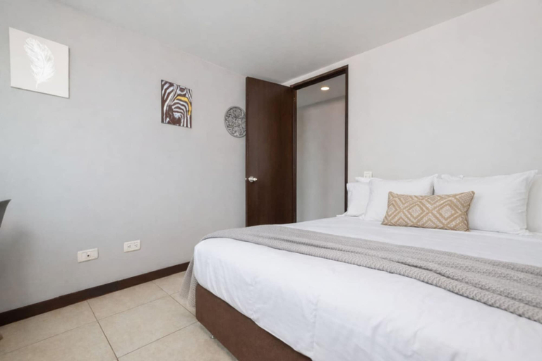 Room 3, 14th Floor 3BR apt City Views and Rooftop Jacuzzi, Medellín