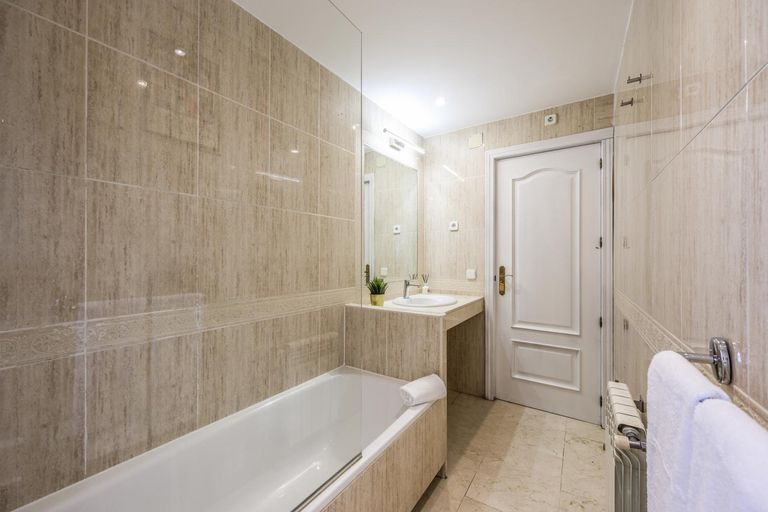 Bathroom, AmazINN Boutique Madrid Canalejas, Madrid