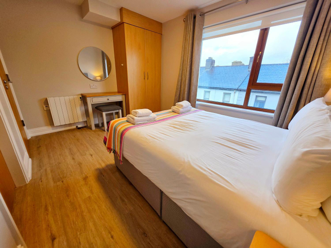 Bedroom 1, Donegan Court Aparthotel