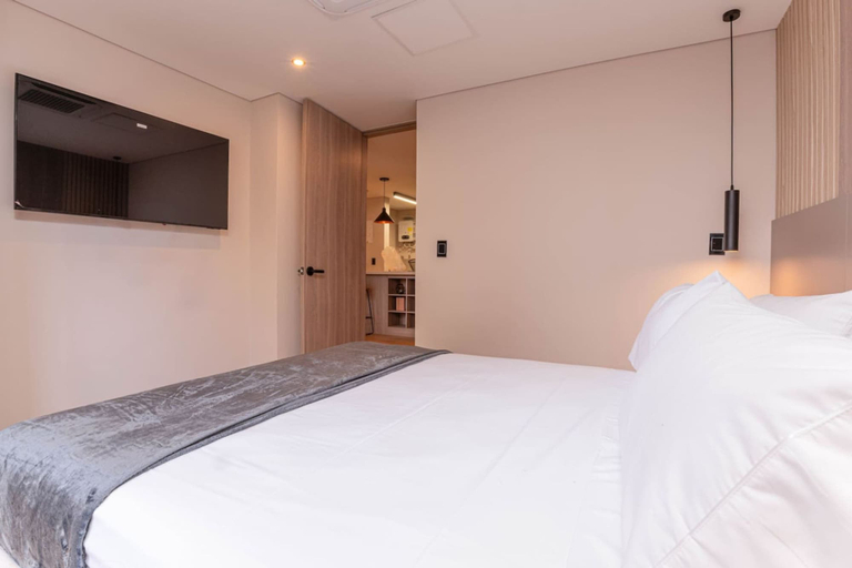 Room 5, Jatisa 303 in Medell n, Medellín
