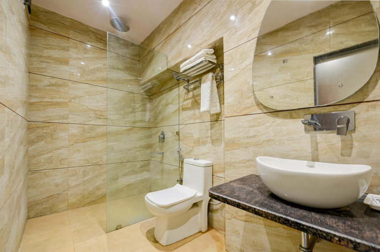 Bathroom 2, Hotel Square Plaza At Airport, Delhi