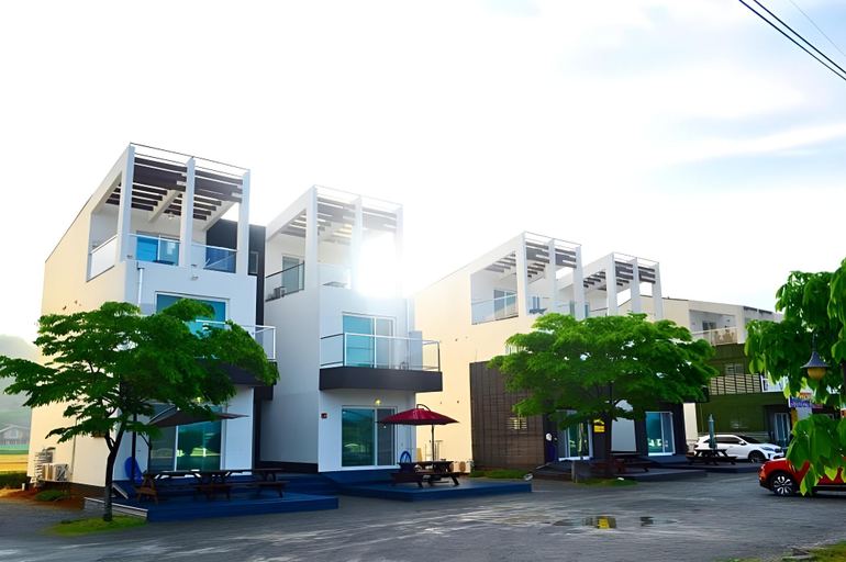 Exterior & Views
