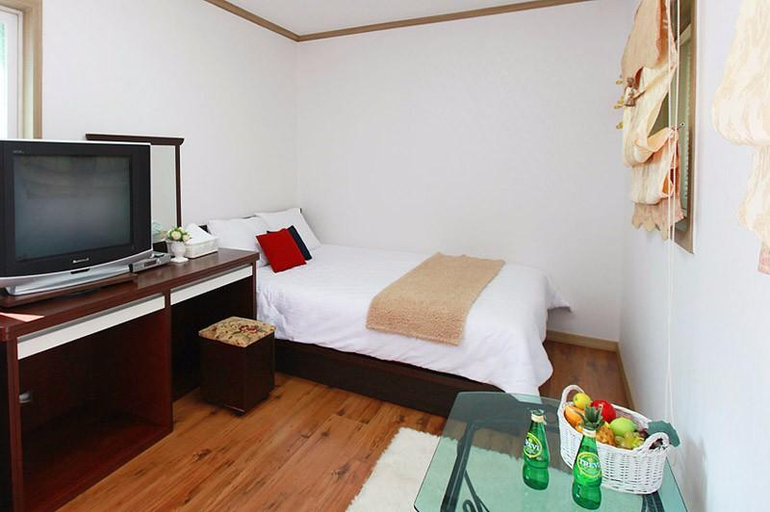 Bedroom 2, Gapyeong Valley in the Forest Pension, Gapyeong