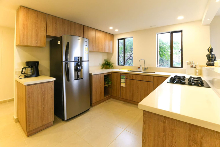 Room 2, 401 - Luxury 4BR Retreat With Private Bathtub and AC, Medellín