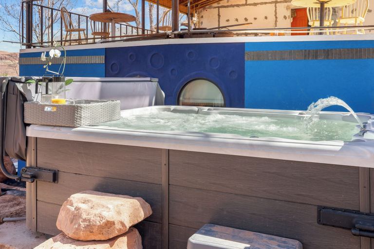 Outdoor spa tub, KIT INN WETROCK, Grand