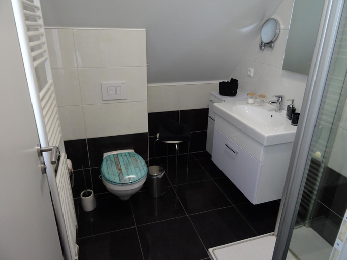 Bathroom 2, Haus Hotel & Pension am Birnengarten, Magdeburg