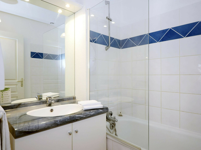Bathroom, Apartment in France With Pool Views, Dordogne