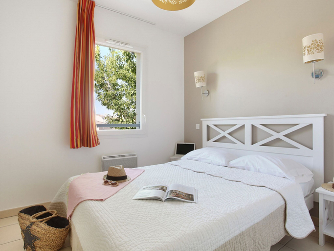 Room amenity 5, Modern Stay With Pool & Terrace, Gard