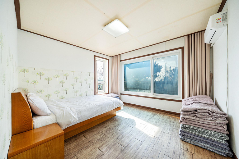 Bedroom, Eulwangri Ocean Sky Pension, Jung