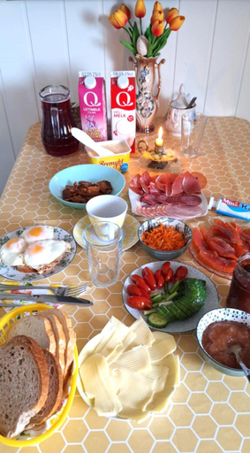 Food & Drinks 4, Gjesterom til leie i et privat hus 250 moh, Ringsaker