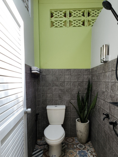 Bathroom 4, Baan Hinlad Home and Hostel, Ko Samui