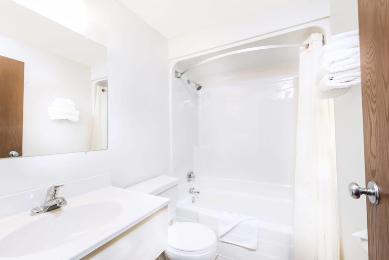 Bathroom 4, Super 8 by Wyndham Belle Fourche SD, Butte