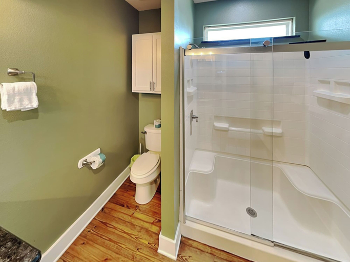 Bathroom 3, Fin and Feather, Nueces