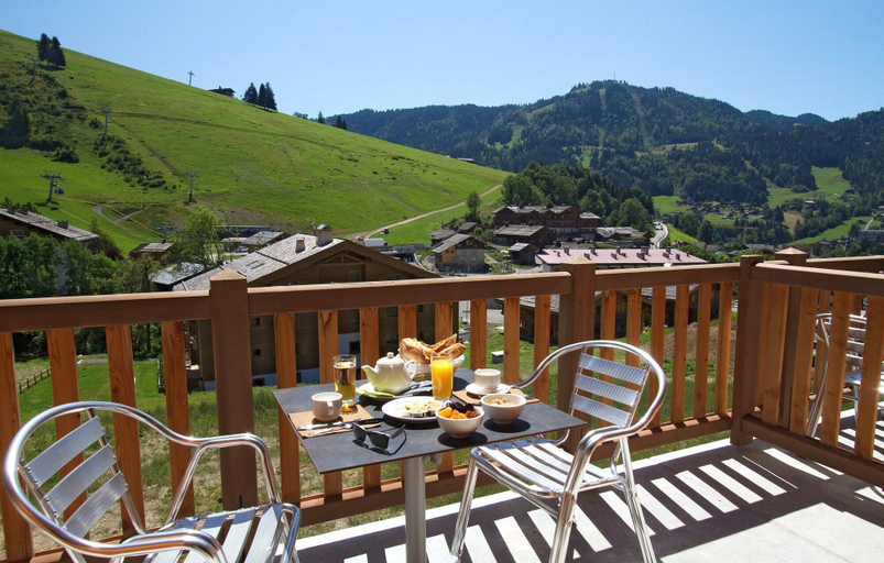 Balcony, Chalet in La Clusaz With Spa & Pool, Haute-Savoie