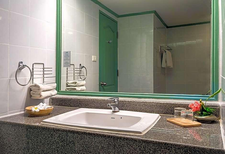 Bathroom 4, Maritime Park & Spa Resort, Mueang Krabi
