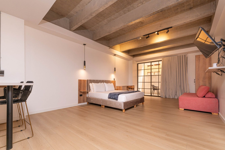Room 5, Opera 302 in Medell n, Medellín