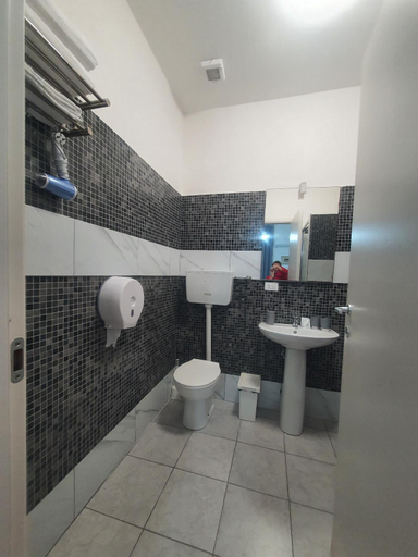 Bathroom 4, The Shelter in Rome, Roma