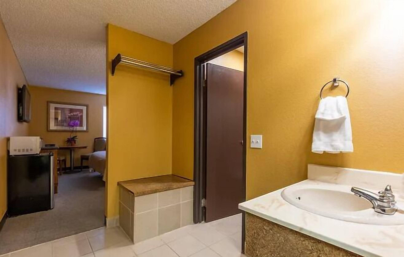 Bathroom, Sun Valley Suites, Mohave