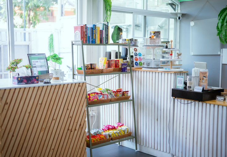 Food & Drinks 5, Ekkamai Buds & Beds - 420 Hostel, Wattana