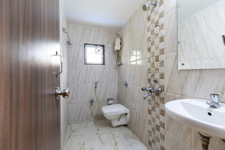 Bathroom 3, Hotel Q Deck Rooms, Mumbai Suburban