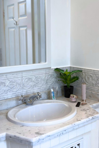 Bathroom 4, Arbutus Hotel