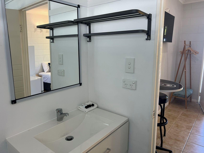 Bathroom 4, Innisfail Riverfront Motel, Johnstone