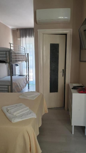 Bedroom 3, piccolo hotel holiday center, Savona
