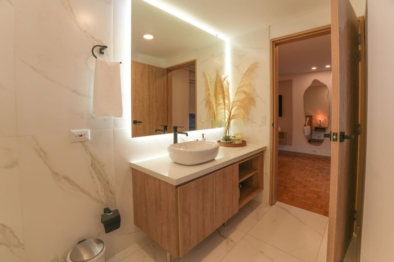Room 5, 401 - Luxury 4BR Retreat With Private Bathtub and AC, Medellín