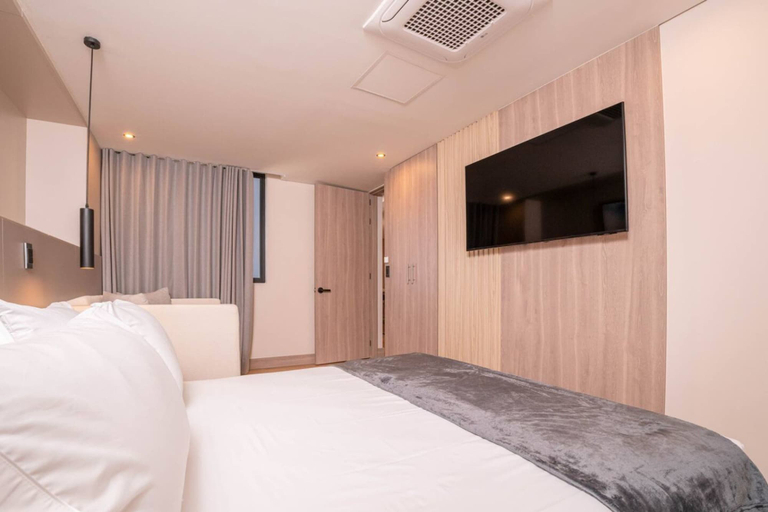 Room 5, Jatisa 602 in Medell n, Medellín