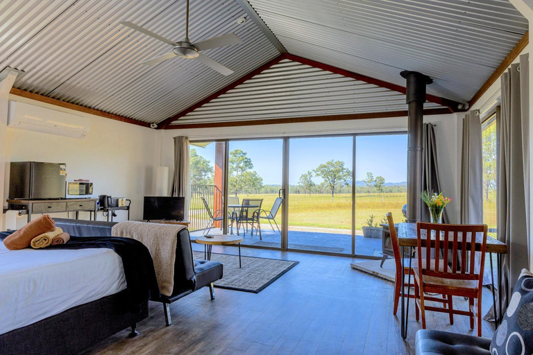 Bedroom 1, Wallaby Lodges, Singleton