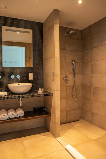 Bathroom 2, De Pier Suites, The Hague