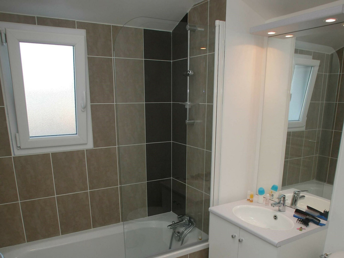 Bathroom, Apartment in France Near the Beach, Loire-Atlantique