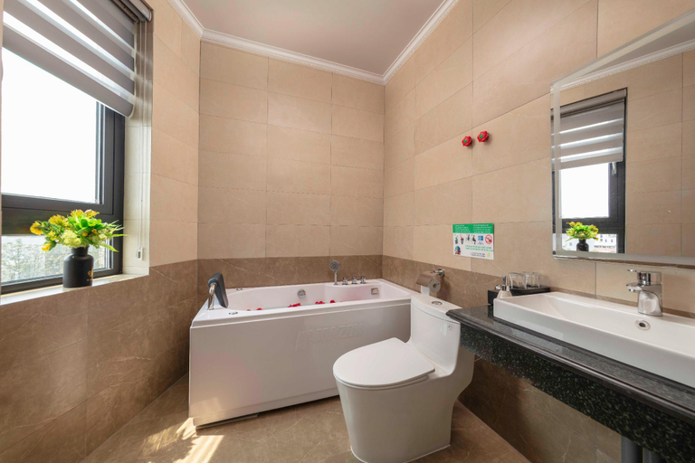 Bathroom 4, Hanoi Airport Premium Hotel, Sóc Sơn