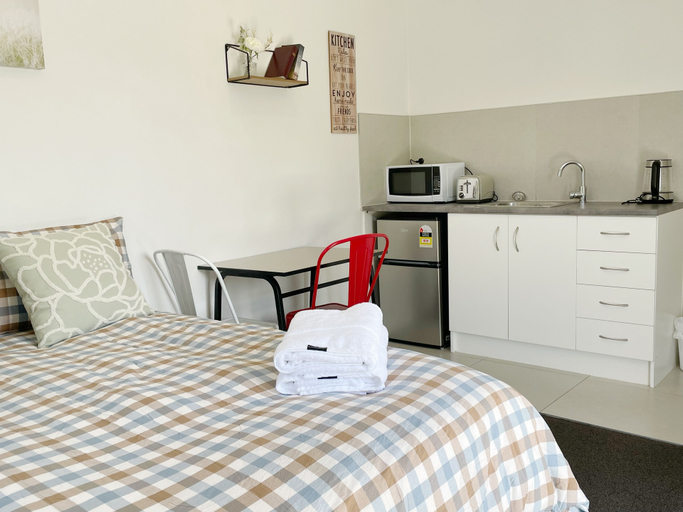 Bedroom 2, PUPUKE MANOR MOTEL, Waitakere