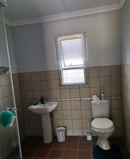 Bathroom 3, Khutsong Lodge, Ehlanzeni