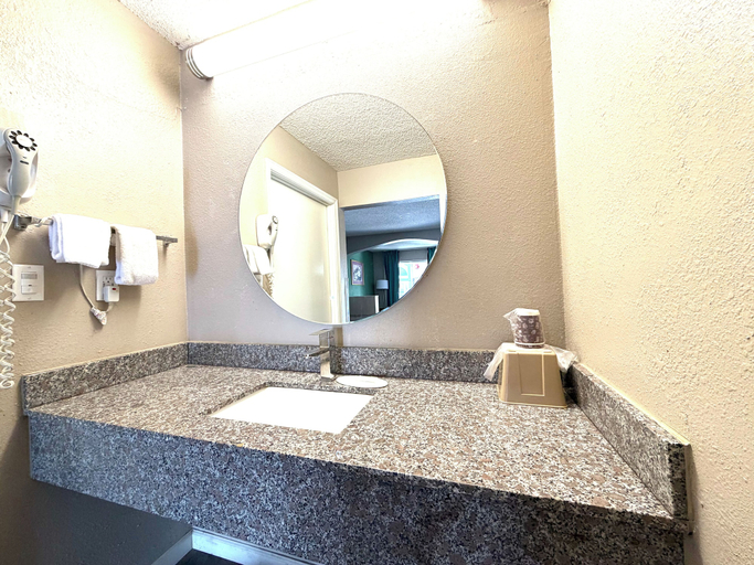 Bathroom 4, Super 8 by Wyndham Marianna I-10, Jackson