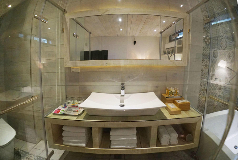 Bathroom 4, Azure, Pingtung