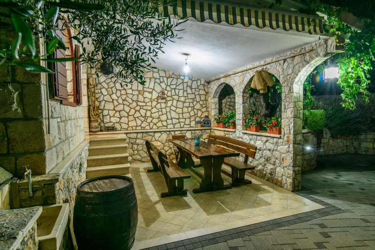 Food & Drinks, Apartments Dubravka, Okrug