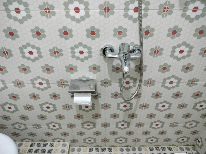 Bathroom 3, Tanah merah guest house, Singkawang