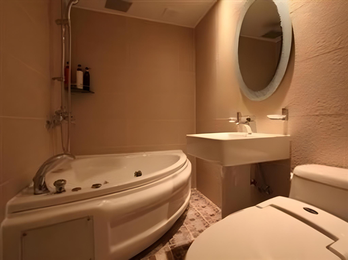 Bathroom 4, Lush Hotel, Gangbuk
