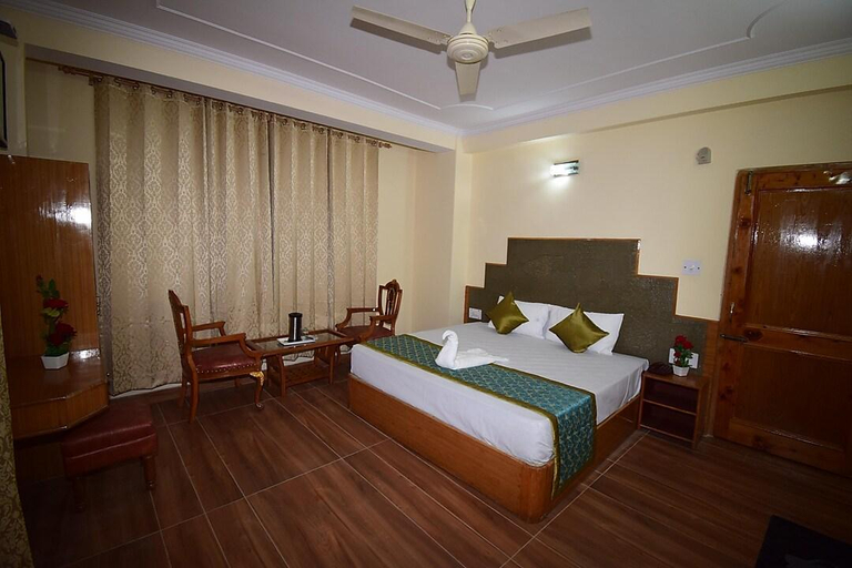 Bedroom 2, Hotel Chichoga Holiday Inn, Kullu