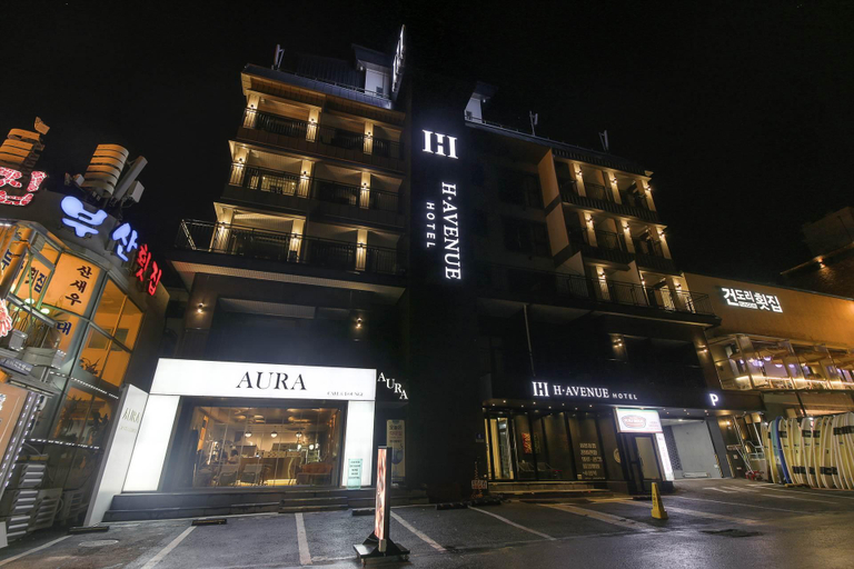 Exterior & Views