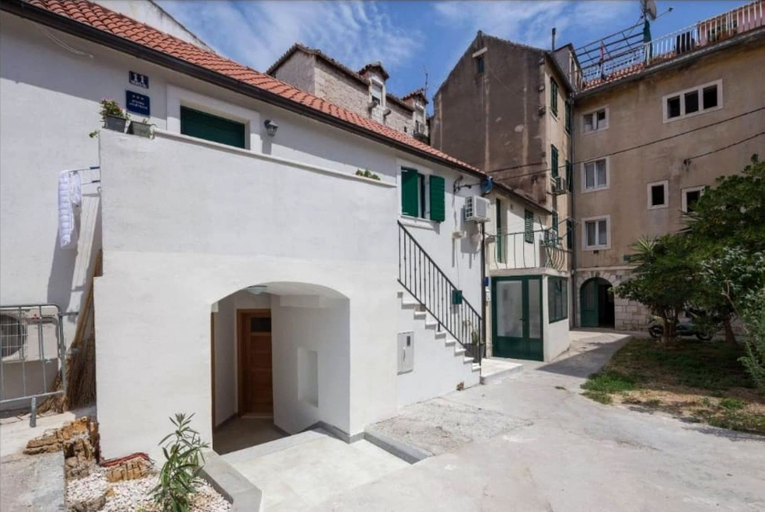 Front of property, Studio apartments Zeravica in the heart of Split with parking, Split