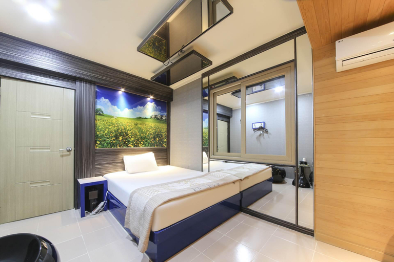 Bedroom 4, Gwangju Sansudong Hwangto, Buk