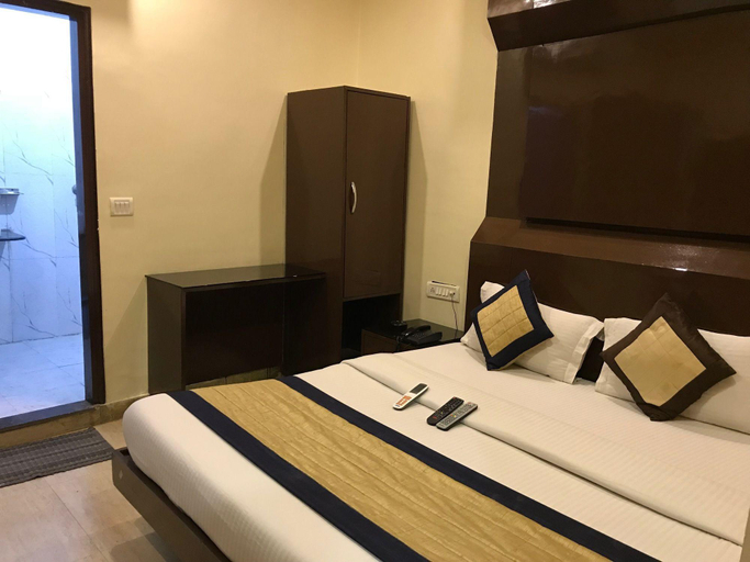 Bedroom 1, Hotel Noble International, Delhi