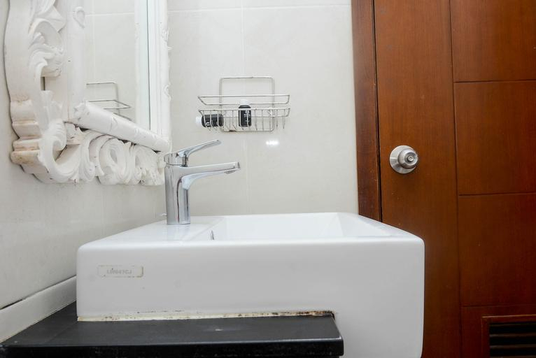 Bathroom 2, Strategic and Cozy Studio Apartment at Capitol Park Residence, Central Jakarta