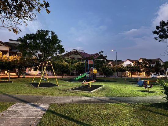5, Santorini 3000sqft Townvilla, rooftop BBQ, 5BR, 13pax, Puchong
